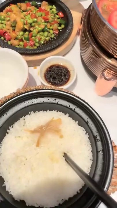 很有看点小萝莉【吃一口小布丁】，从高铁厕所，到火锅店，SPA店，酒店，到处露出挑战，粉嫩JK少女吃一口小布丁