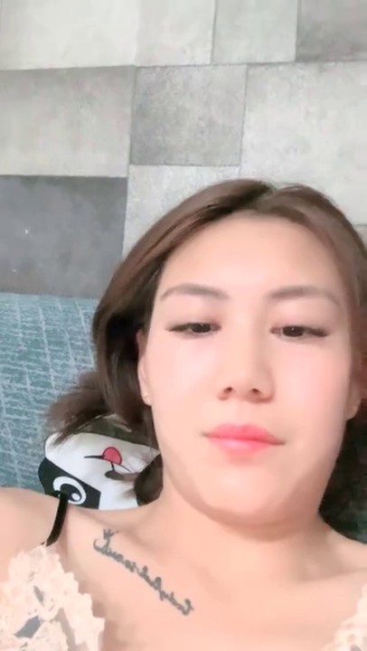 甜美御姐，30岁的女人，就要放肆地玩，【彤姨在线中】，户外车上吃鸡内射，不过瘾，家中黑丝情趣再迎大鸡巴