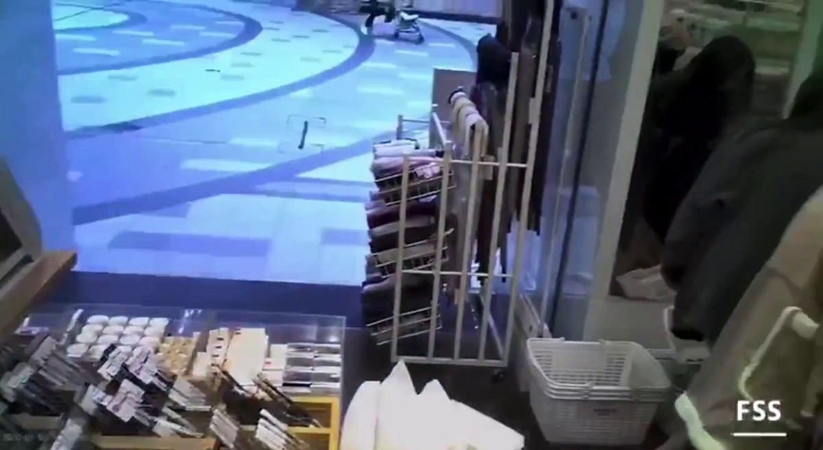 FSS- 透明JK去商店买东西，商店最亮眼的存在