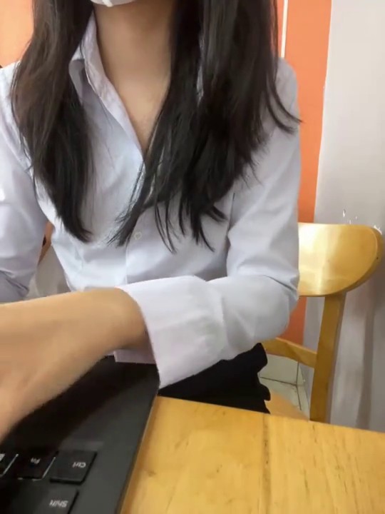 肯德基露出，在别人背后玩着跳蛋自慰，旁边的人不知道能不能闻到骚味