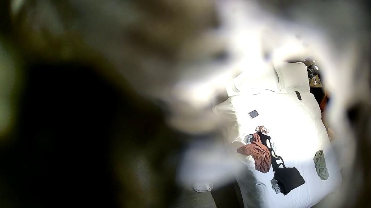 2023-9月新流出酒店高清偷拍 学生情侣反差婊眼镜妹进房就压在男友身上求草古怪表情可爱