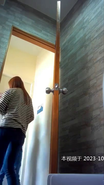 厕拍达人景区女公厕偸拍各种小姐姐方便~姿态百出赏逼赏脸有美女