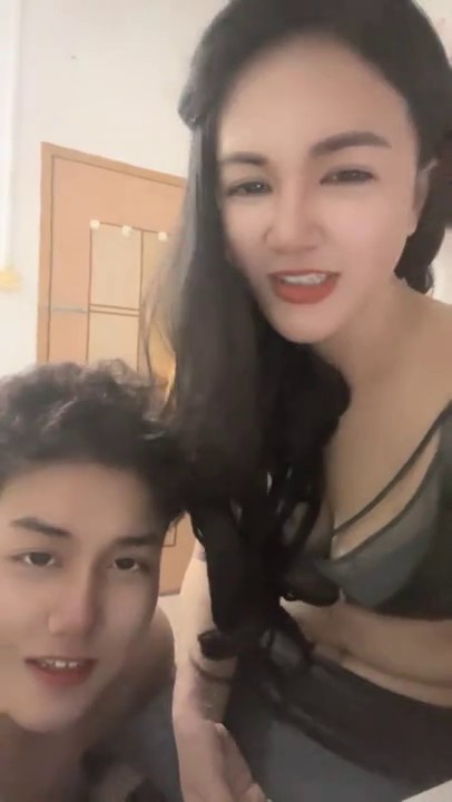 青岛美人妻，在线SM调教【冷王妃】，狗奴~丝袜内裤套头舔脚~足交~舔逼舔屁~绝了