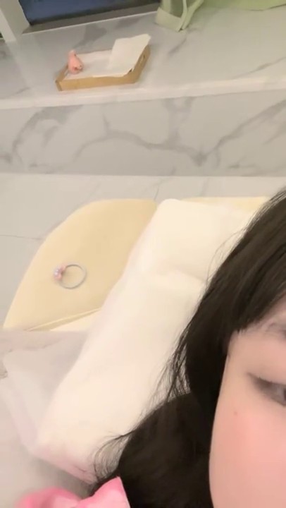 很有看点小萝莉【吃一口小布丁】，从高铁厕所，到火锅店，SPA店，酒店，到处露出挑战，粉嫩JK少女_吃一口小布丁