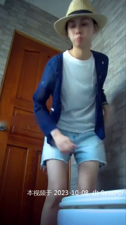 女厕偷拍小妹妹骚B味特浓