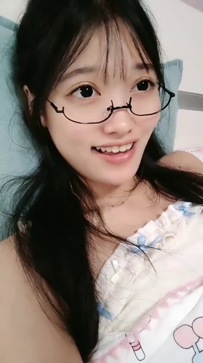 高颜值美女小骚货！娇滴滴骚的很！脱下内裤多毛骚穴，疯狂揉搓特写，伸出舌头一脸淫骚