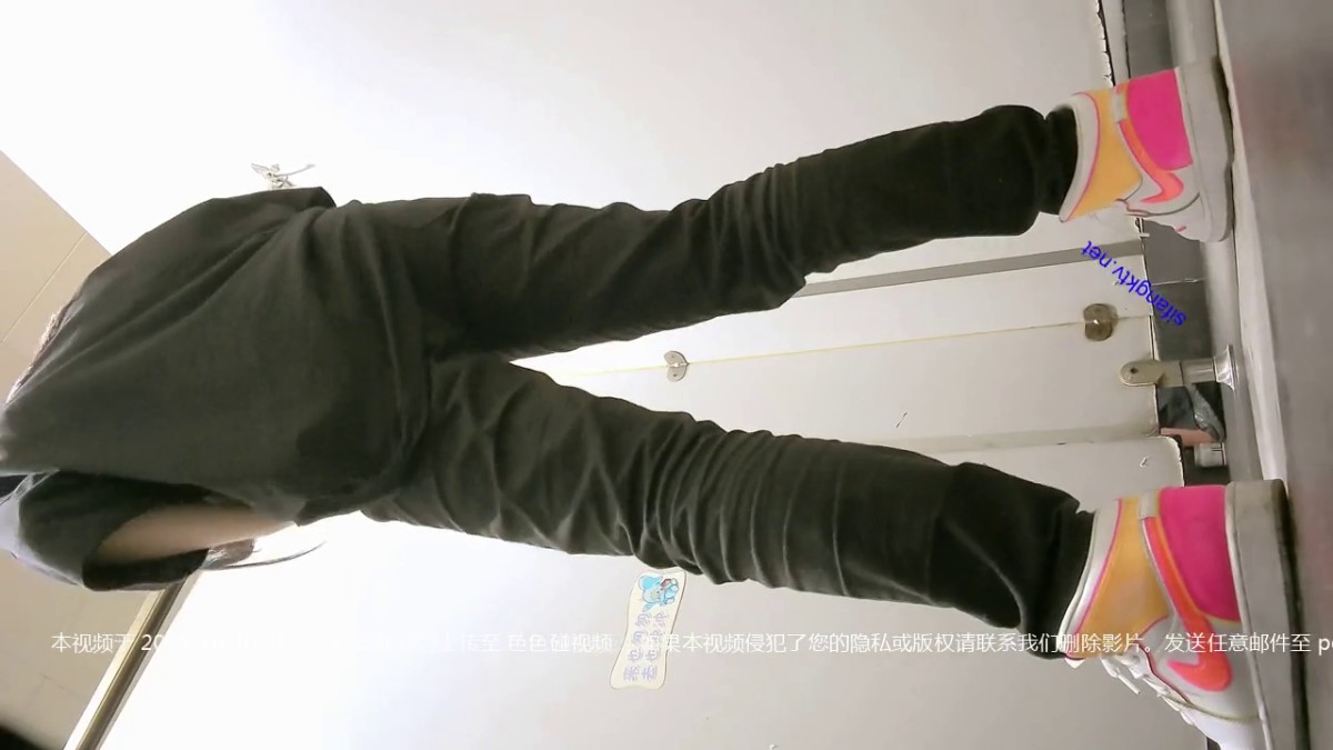 潜入写字楼女厕偷拍 一身黑装长发美女被拍两次前后都被看光光