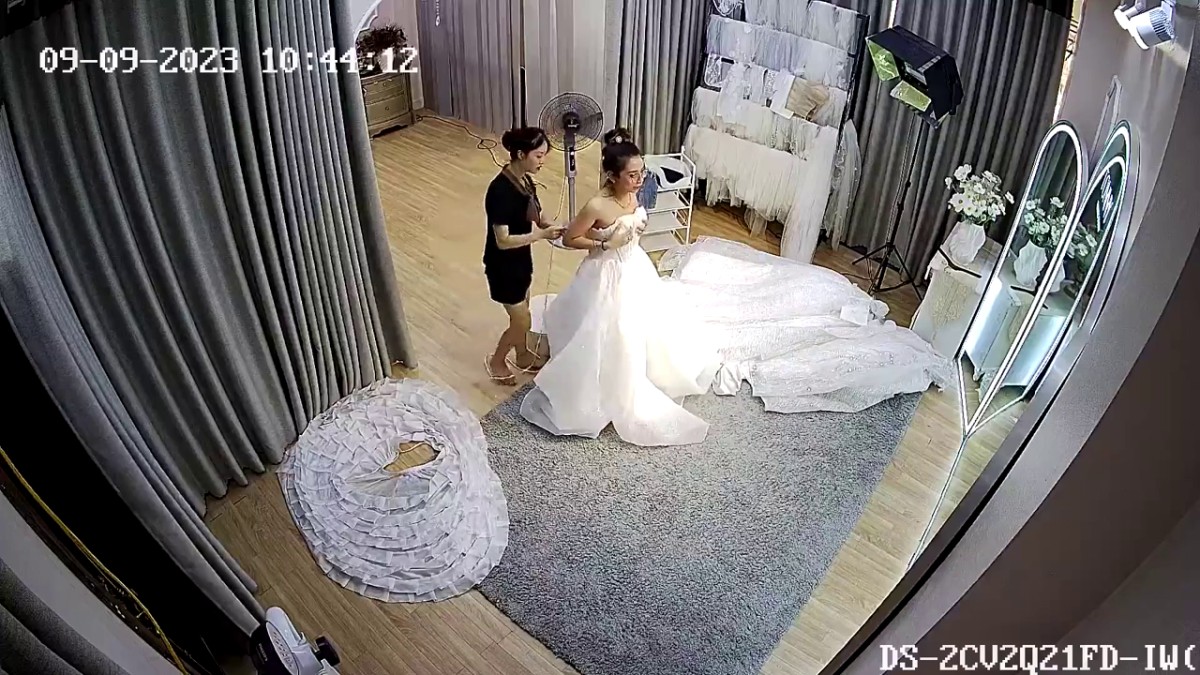 2023-9新流出黑客破解 婚纱店摄像头偷拍新娘试穿婚纱 新娘身材颜值气质佳！