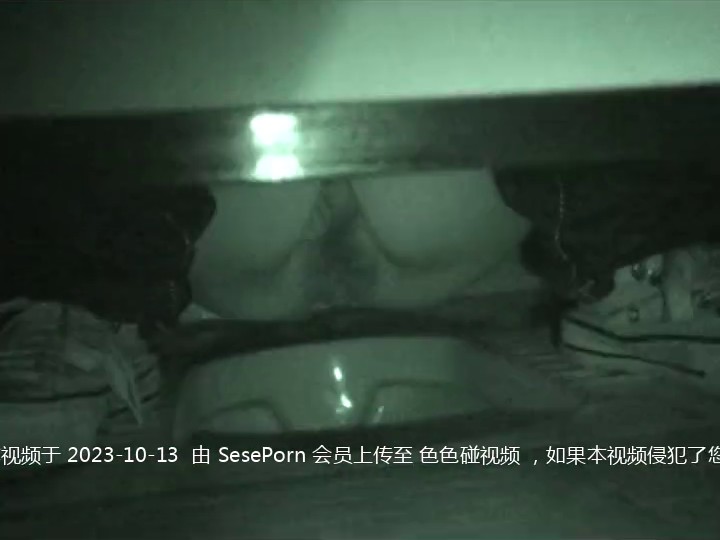 色魔闯入女厕看到多毛小嫩鲍直接伸手摸胆子是真的大