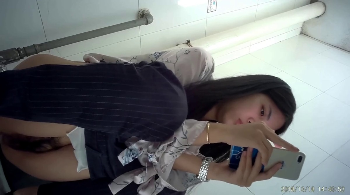 商场女厕全景偷拍年轻少妇的丰满大肥鲍