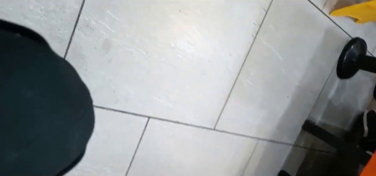 牛X小哥南宁三品王快餐店用旧手机组监控偷拍❤️学生妹尿尿,期间还多次尾随学妹进去偷拍