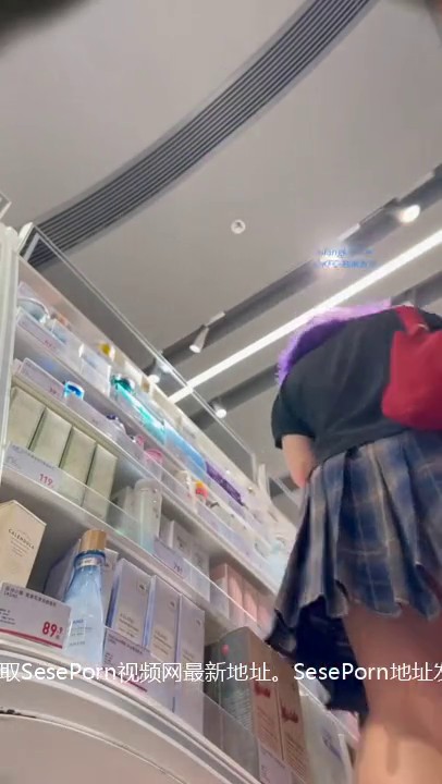 商城跟随偷窥跟闺蜜逛街的格子短裙美眉 小骚丁卡屁沟 丰满肥臀左摇右摆很性感偷窥格子短裙美眉