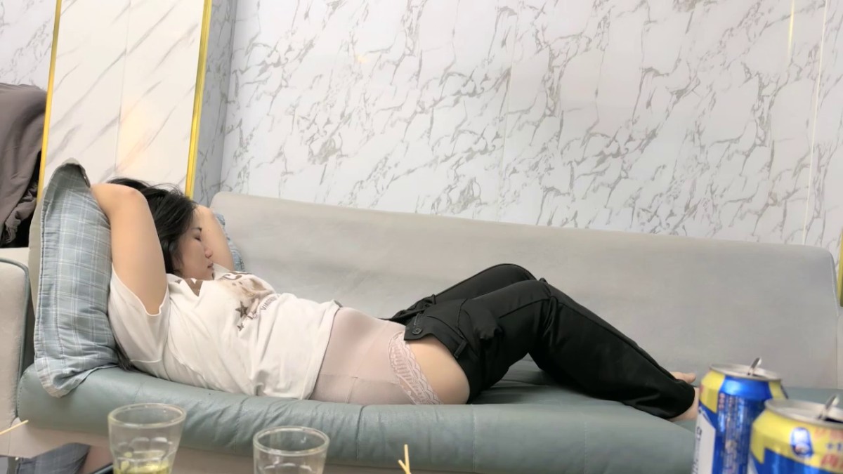 2023-10-12【瘦猴先生探花】专约良家骚货，吃饱喝足操逼，扒掉内裤舔骚逼，各种姿势轮番输出