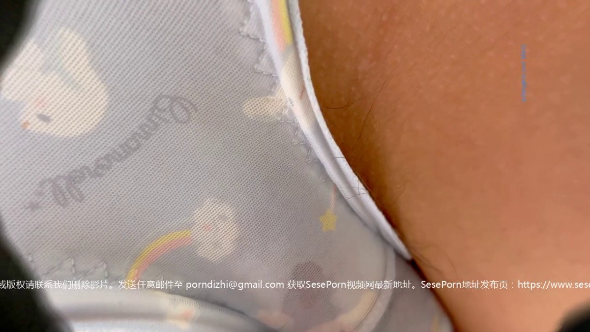 商城尾随买童话书抹胸花裙女神妹 零距离看到半透内湿痕和长穴缝