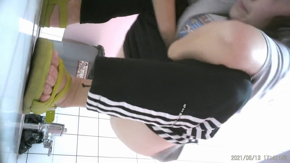 美女如云商场女厕2K近景正面后位双镜头偸拍数位时尚漂亮小姐姐方便，逼脸同框还有亮点