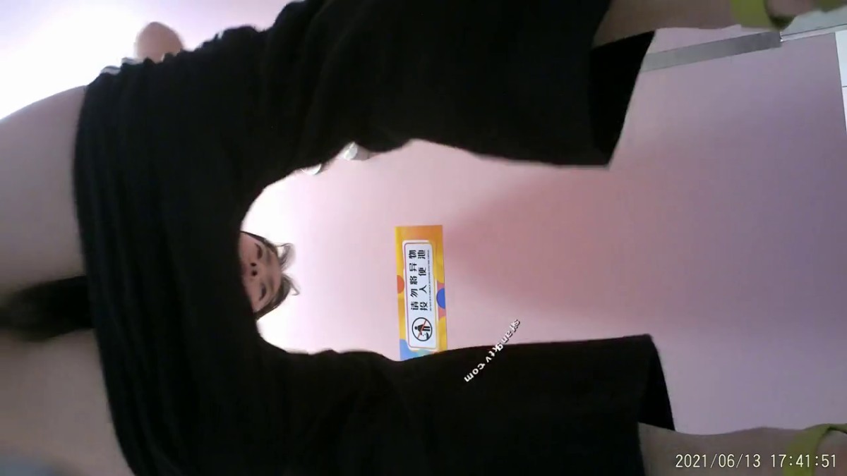 美女如云商场女厕偸拍漂亮小姐姐方便，逼脸同框还有COSER亮点