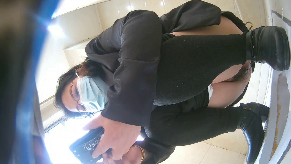 坑神潜入某培训机构女厕双机位近景高清偸拍小姐姐方便，脸逼同框看点十足