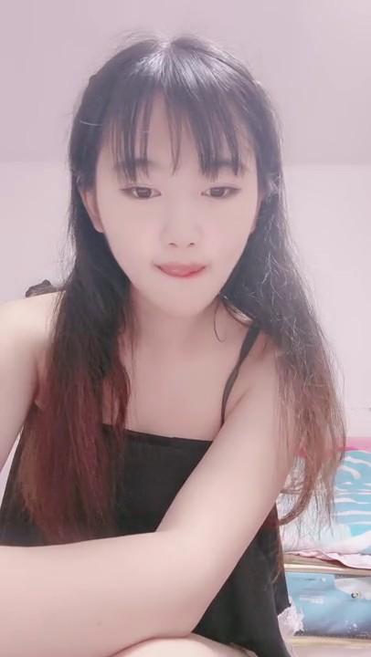 新来的小妞兼职赚外快，全程露脸乖巧可爱，听狼友指挥慢慢脱光刺激狼友，奶子好嫩洗澡诱惑，起来狼友来干她