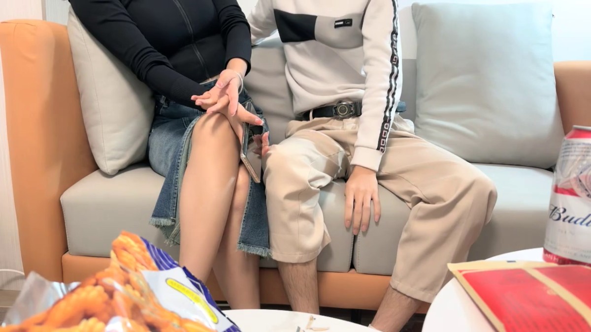 2023-10-09【瘦猴先生探花】好久没播约操良家，牛仔裙小骚货，摸腿调情把衣服，床上掰穴爆操