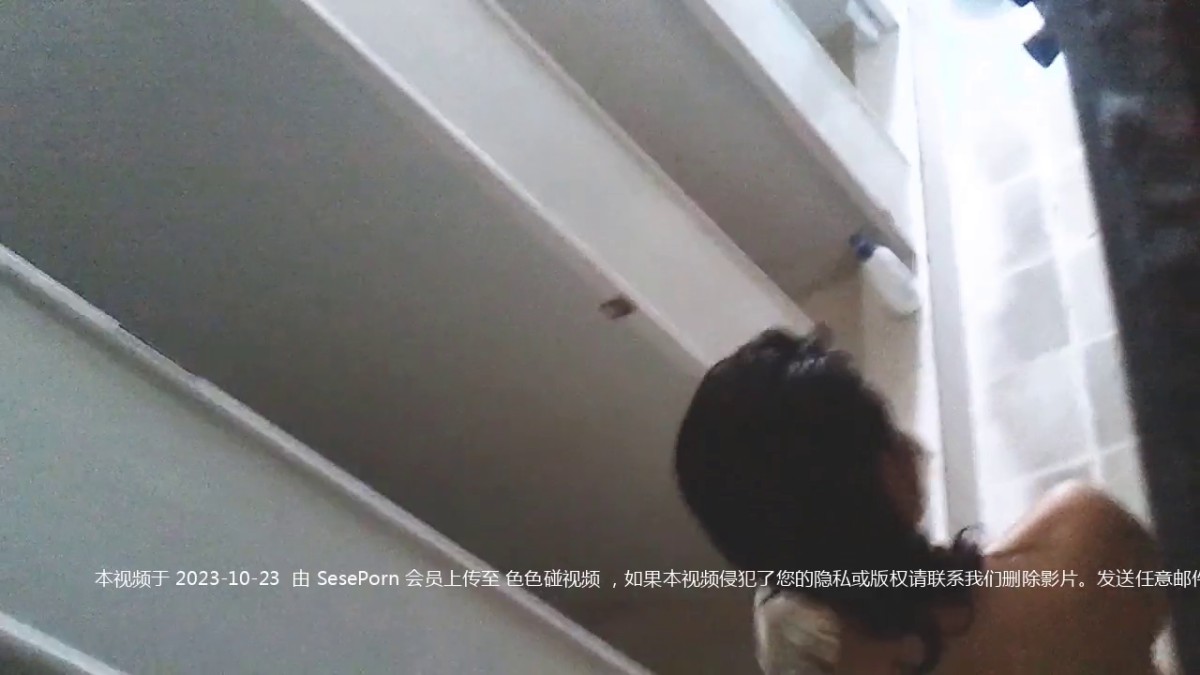 晚上喝点酒壮胆提前躲在学校女澡堂隔间里面 偷拍前来洗澡的女学生,心提到嗓子眼了,生怕她们推我的门