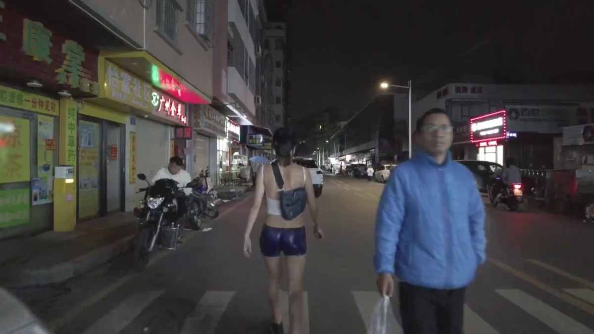 露出女神小K接受金主私人定制 大胆尝试新露出玩法身上涂着彩绘服装夜晚街头裸行