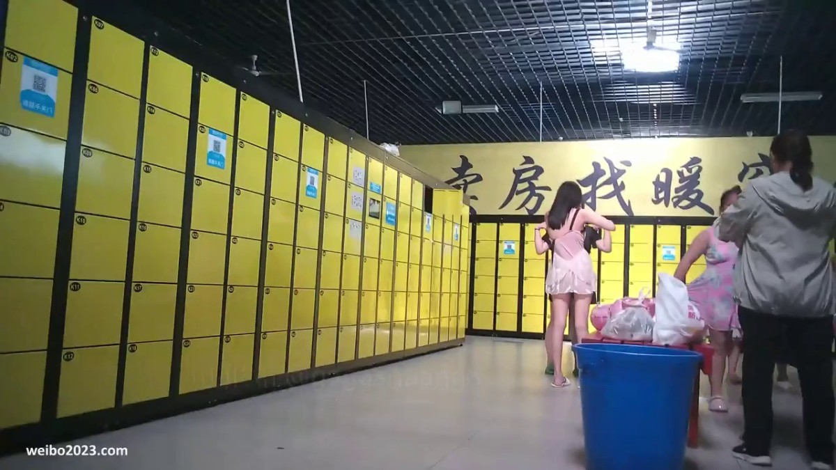 更衣室偷拍 胸前纹身御姐VS戴隐形文胸的青春学妹