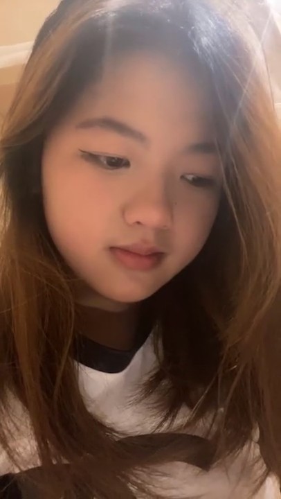 高中小妮微胖学妹露脸直播诱惑，奶子发育的不错，新买的电动棒插入小穴搅拌浪叫呻吟，小嫩逼掰开特写展示