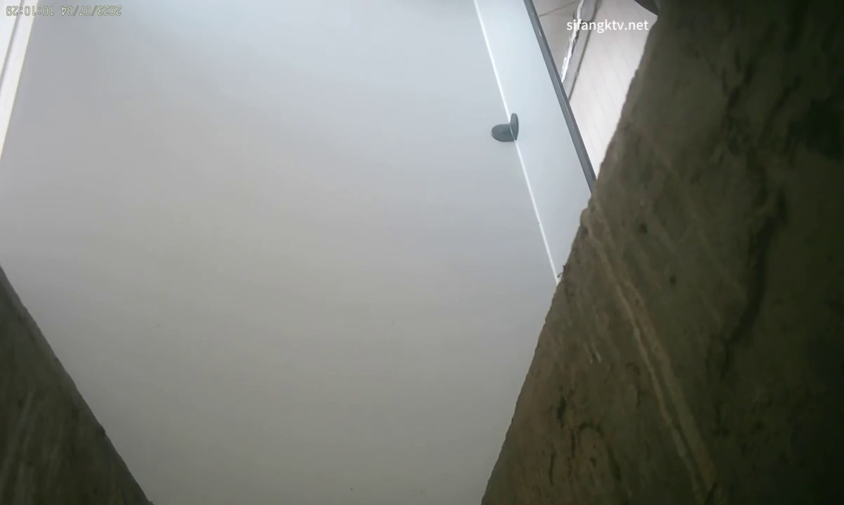 最新流出厕拍大神潜入人民广场旁边沟厕偷拍 各路大妈年轻美女尿尿后拍几个拉粑粑的蜜桃臀