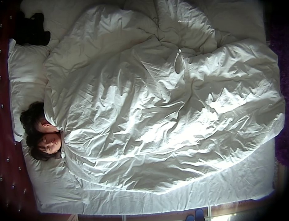 《监控破解》有点婴儿肥的小伙和漂亮小女友酒店开房一晚上连干三炮这体力还是可以的