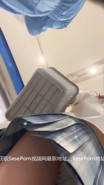 偷窥JK美眉的骚逼