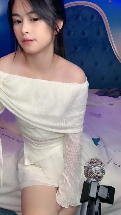 可爱小虎牙妹妹！新人刚下海！超粉嫩穴，收费房秀一秀，翘起美臀怼在镜头前，开档黑丝更是诱人