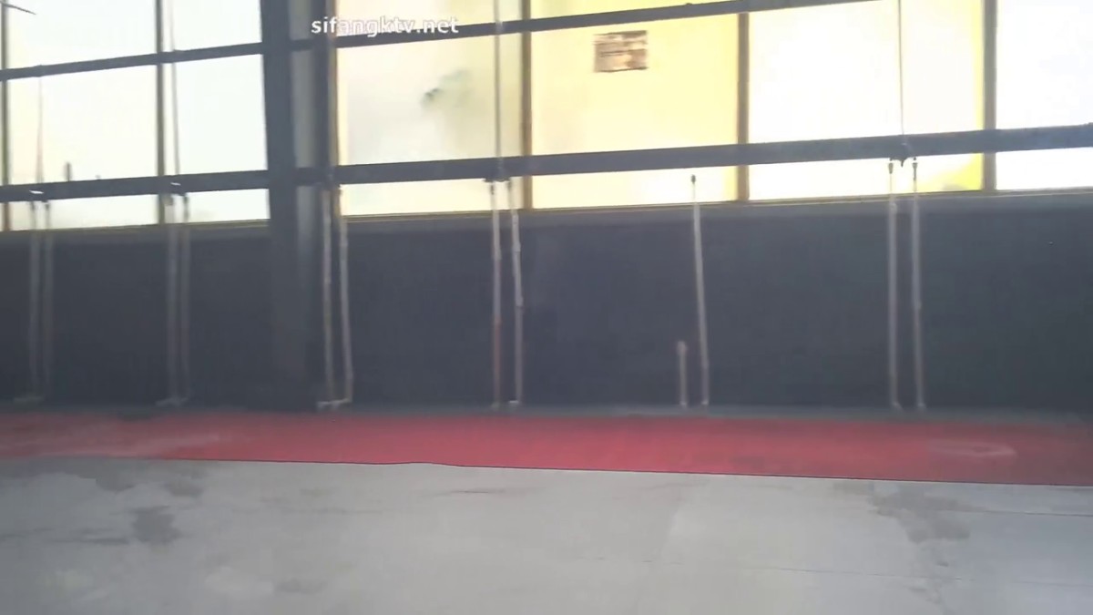 十一月最新流出大神潜入水上乐园更衣淋浴室移动偷拍 近拍三个一块来游泳的学妹