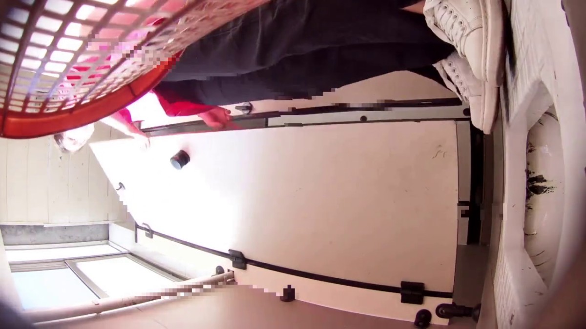 校园坑神固定视角高清偸拍女厕学生妹和老师方便，后位看双洞全是大屁股，气质美少妇眼镜老师内裤被染红了