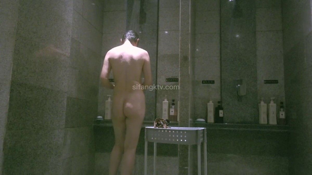 澡堂子内部员工偷窥 几位落单的少妇一个人洗澡2