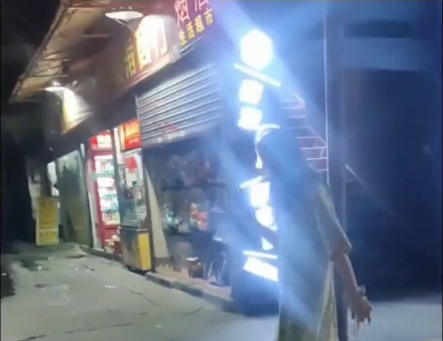 大神江湖之不良人偷拍美女裙底风光 神级运气 抄底穿着睡衣的妹子居然 没穿内裤.