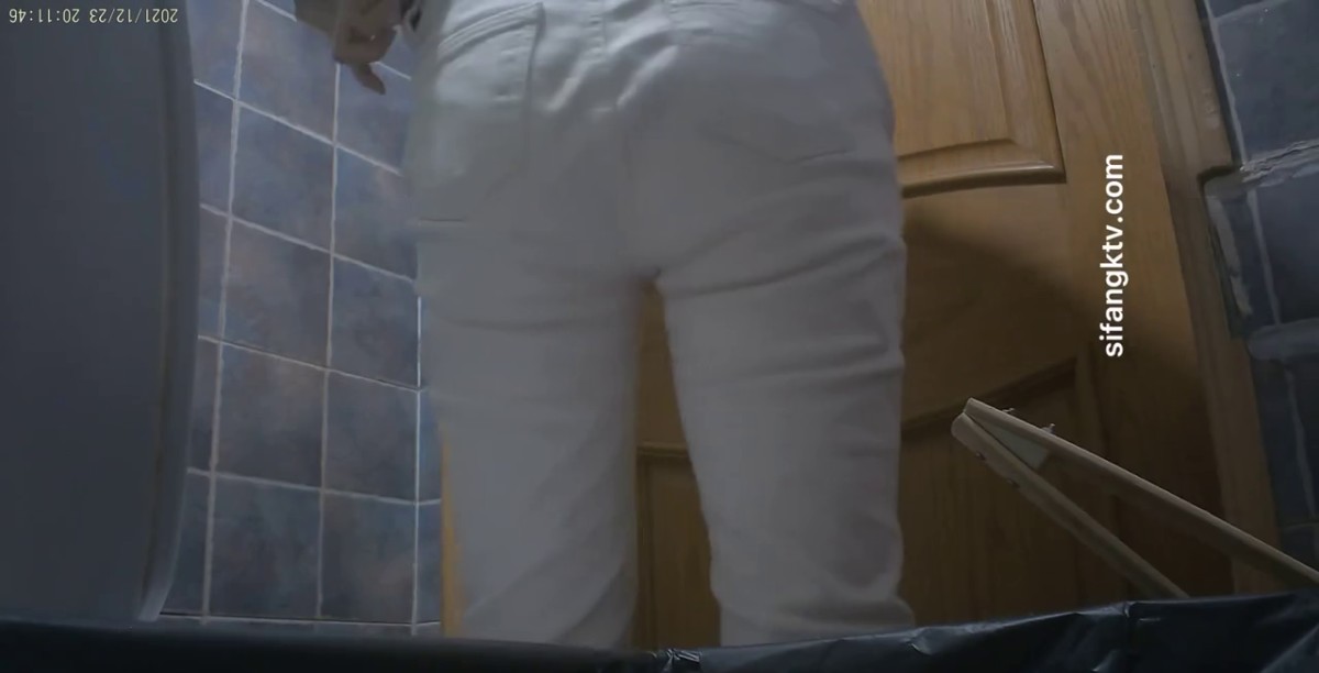 餐厅女厕全景偷拍多位撅着屁股尿尿的少妇