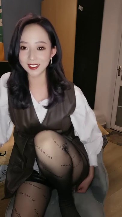 极品黑丝御姐拨开粉嫩的鲍鱼和跑友一顿猛干