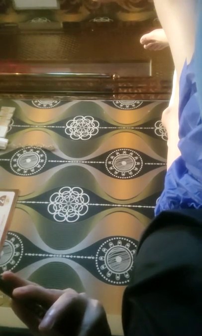 足浴大神探店两个极品技师，一个学生妹萝莉，一个丰满白皙少妇，一边洗脚一边摸凯迪拉克_