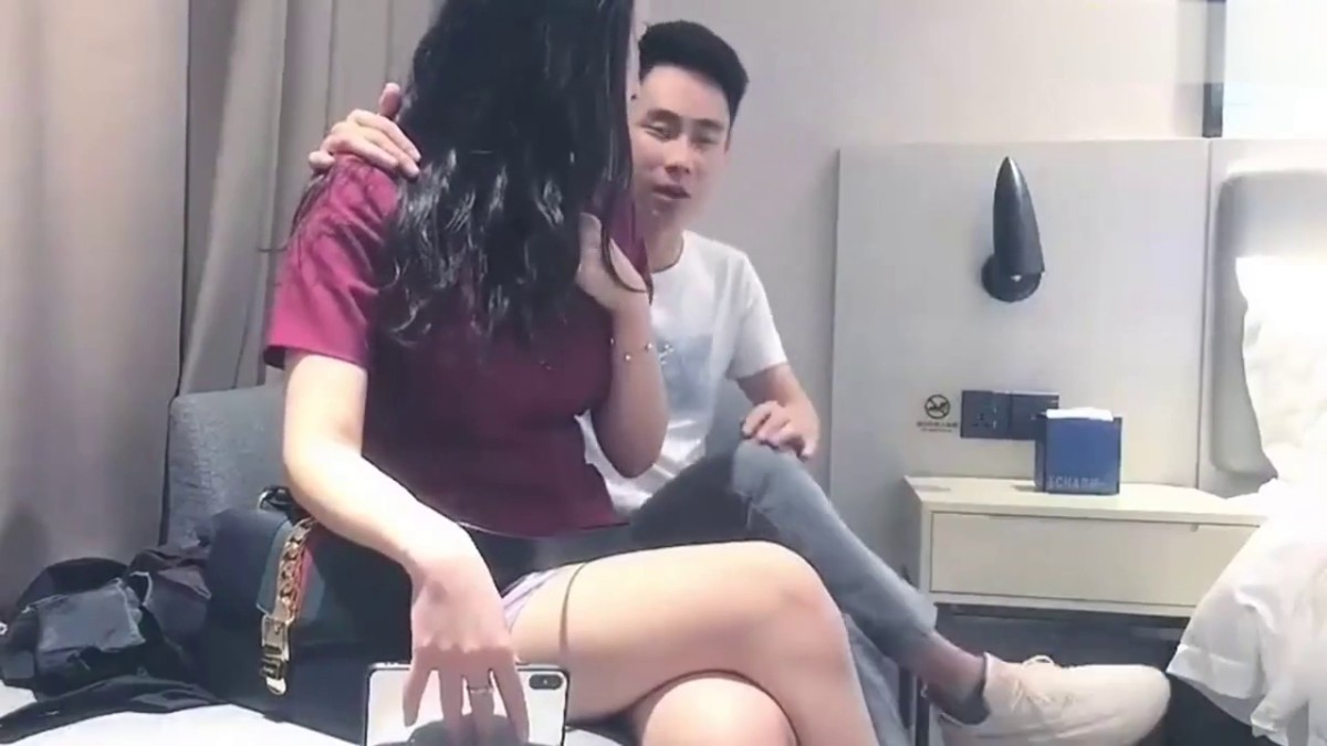 漂亮大长腿少妇吃鸡啪啪 啊啊慢点慢点你的太大了疼疼 穿上黑丝被小伙多姿势猛怼 受不了求饶 奶子哗哗漂亮少妇