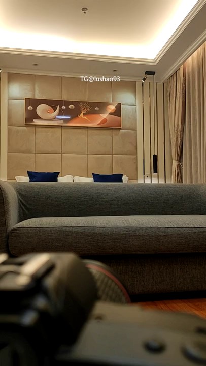 2023.11.24，【模特写真拍摄丶探花】，2000一小时，约拍20岁学舞蹈的大学生，一字马劈叉各种高难度展示