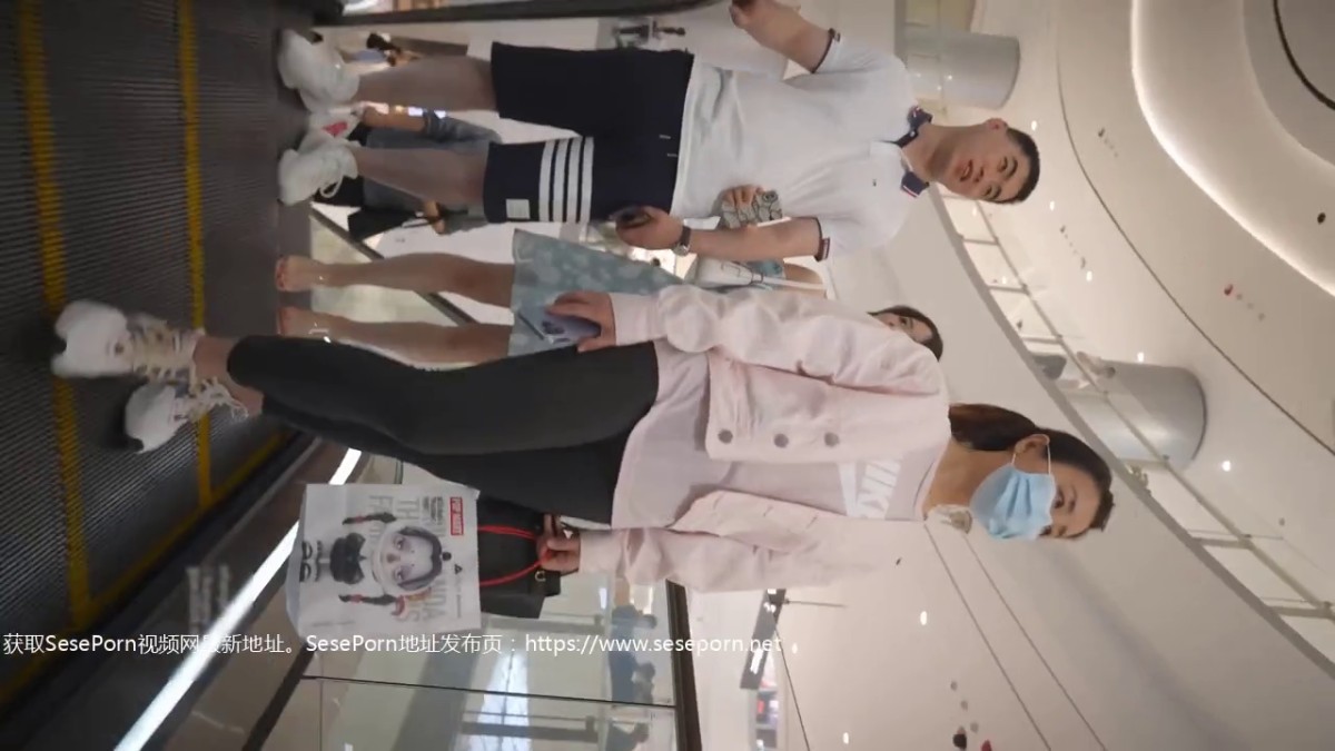 偷拍美女裙底风光(BC-SSS-007) 抹胸花裙透明高跟配情趣骚丁正面镂空露深深逼缝