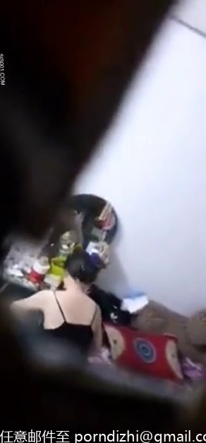 爬窗偷窥漂亮美眉光屁屁换衣服 皮肤白皙是贫乳 皮肤微黑是豪乳 你喜欢哪一个