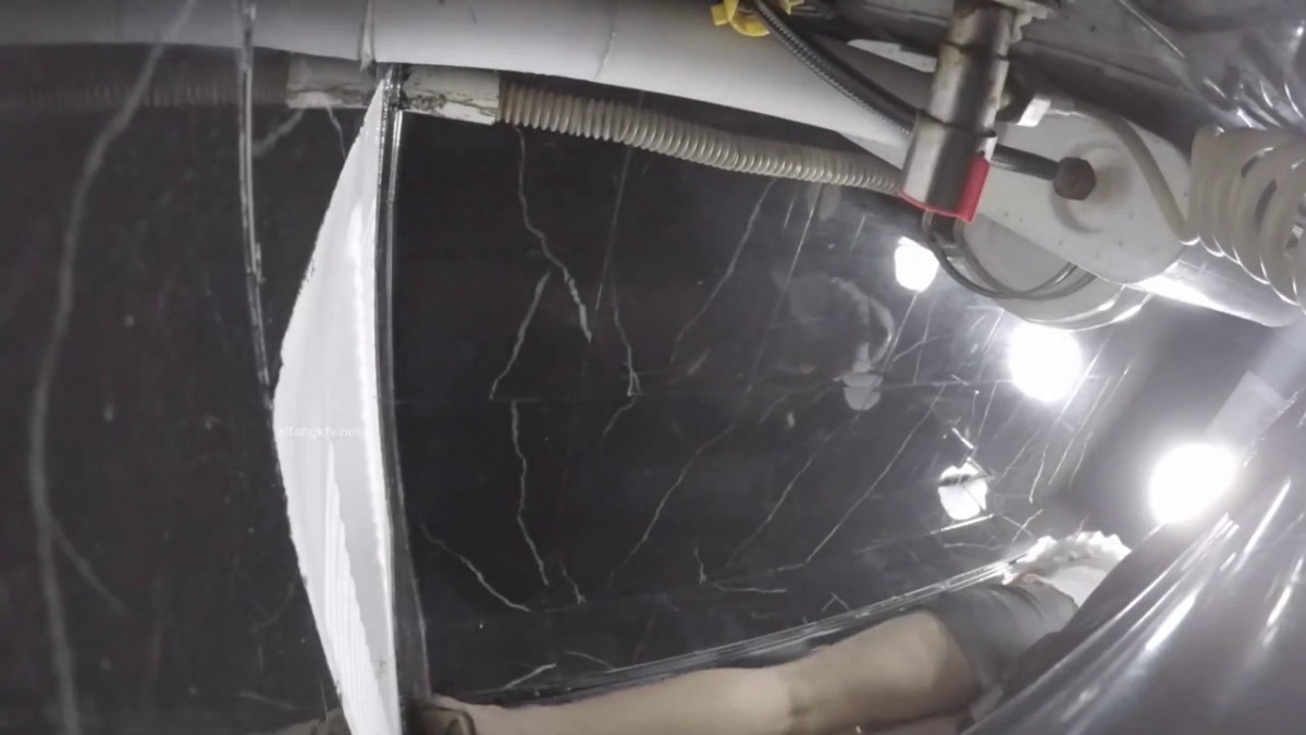 十二月最新流出厕拍大神潜入KTV女厕 洗手盆下偷放设备近距离偷拍几个靓妹尿尿