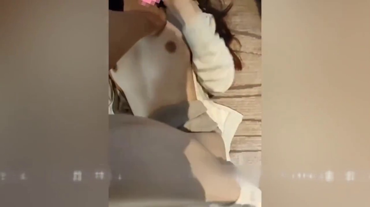 群P淫荡骚学妹 微露脸03年大一 跟男友吵架失恋找我们喝酒被拉去开房