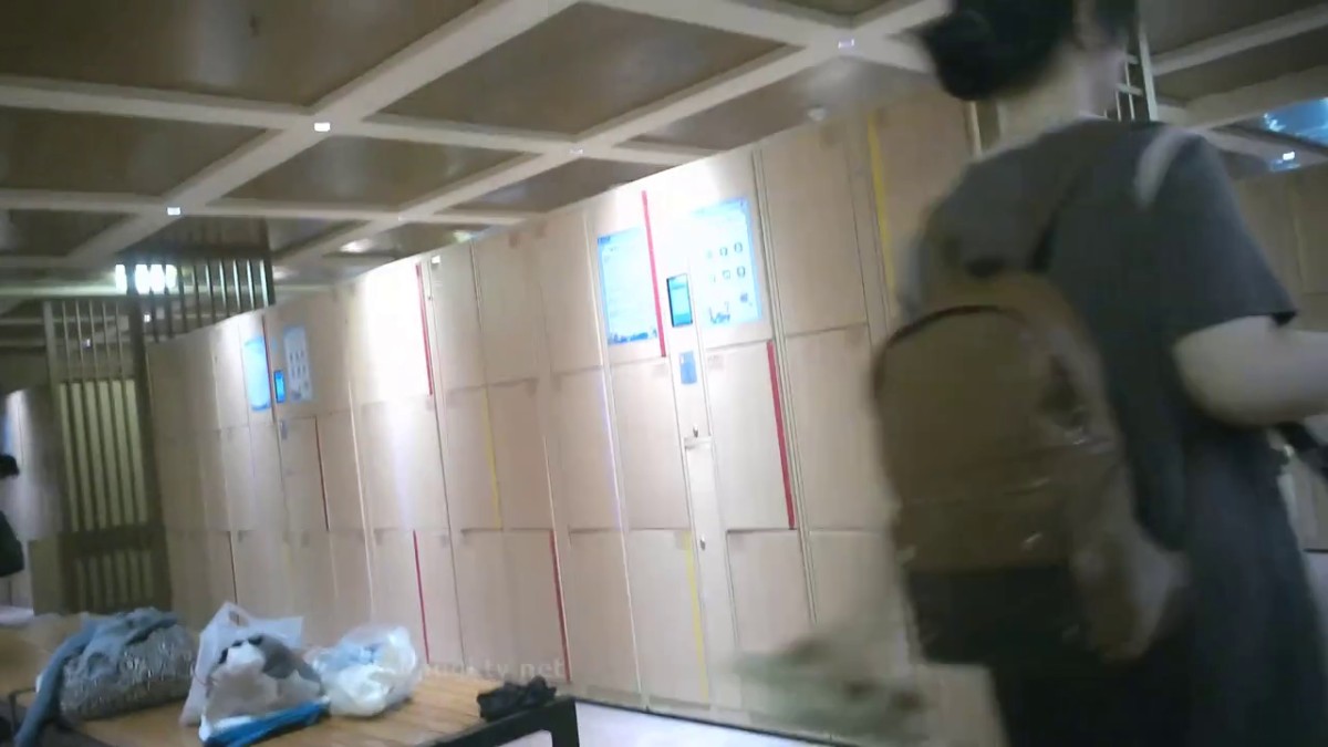 十二月新流出大神潜入水上乐园更衣间四处游走偷拍 一袭红衣美女主动在镜头前换穿不幸被拍.