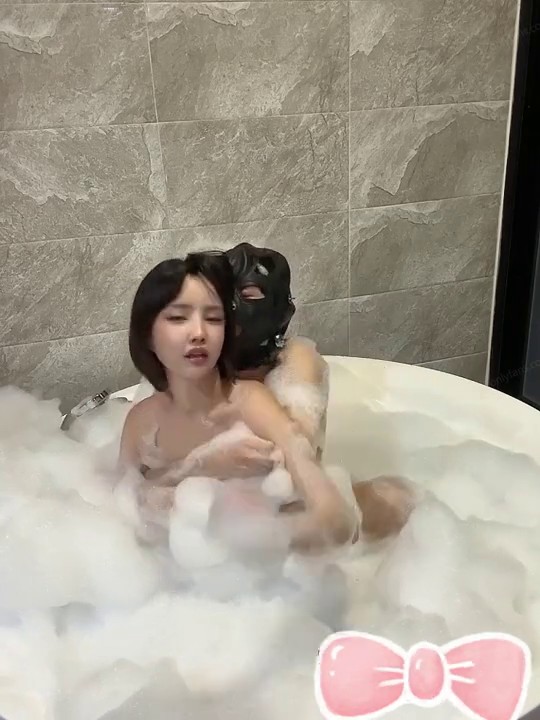 明星颜值反差女神〖sunwall〗浴室洗澡被大鸡巴后入，清纯靓丽的外表操起来比谁都骚，顶级反差小骚货