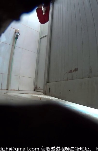 办公楼女厕连续三次拍到同一个少妇来嘘嘘 最后一次好像被她发现了.