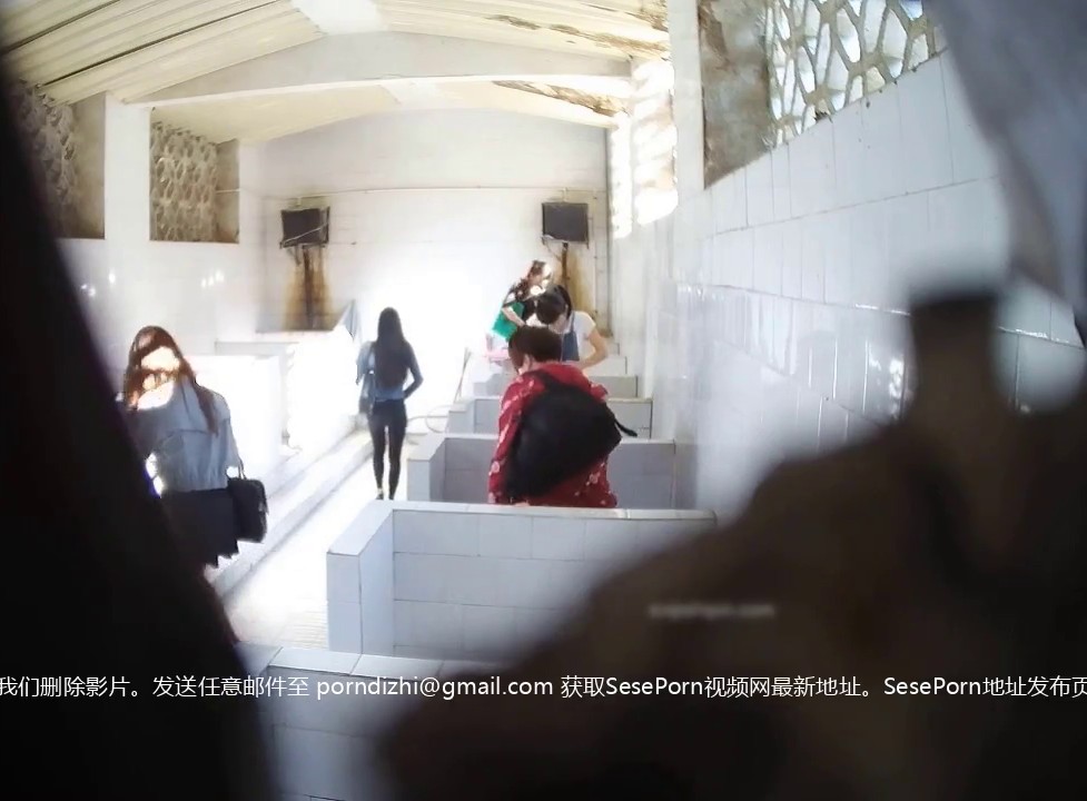 沟厕炸脸落尿篇 两位可爱的妹妹沟厕尿尿