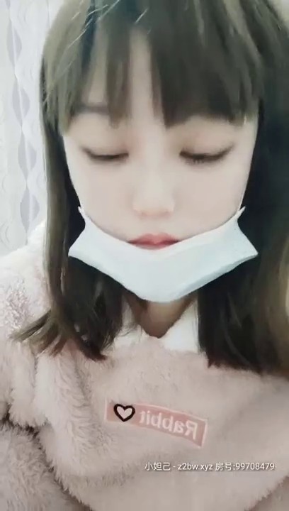 高颜值长相清纯新人学生妹子道具自慰诱惑，撩起睡衣揉奶翘起屁股跳蛋震动