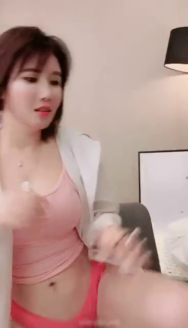 重磅福利斗鱼战旗超人气主播滕井酱下海黄播精选漏奶视频